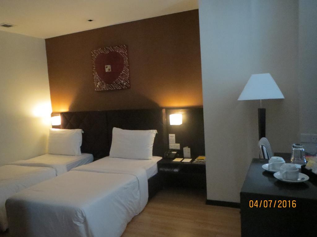 Tat Place Hotel Kuala Belait Buitenkant foto